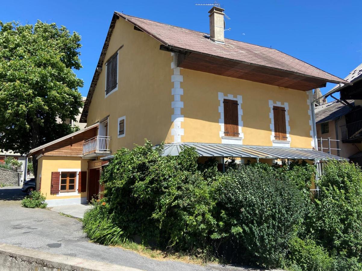 Le Pied De Ville Pouzenc Embrun Extérieur photo