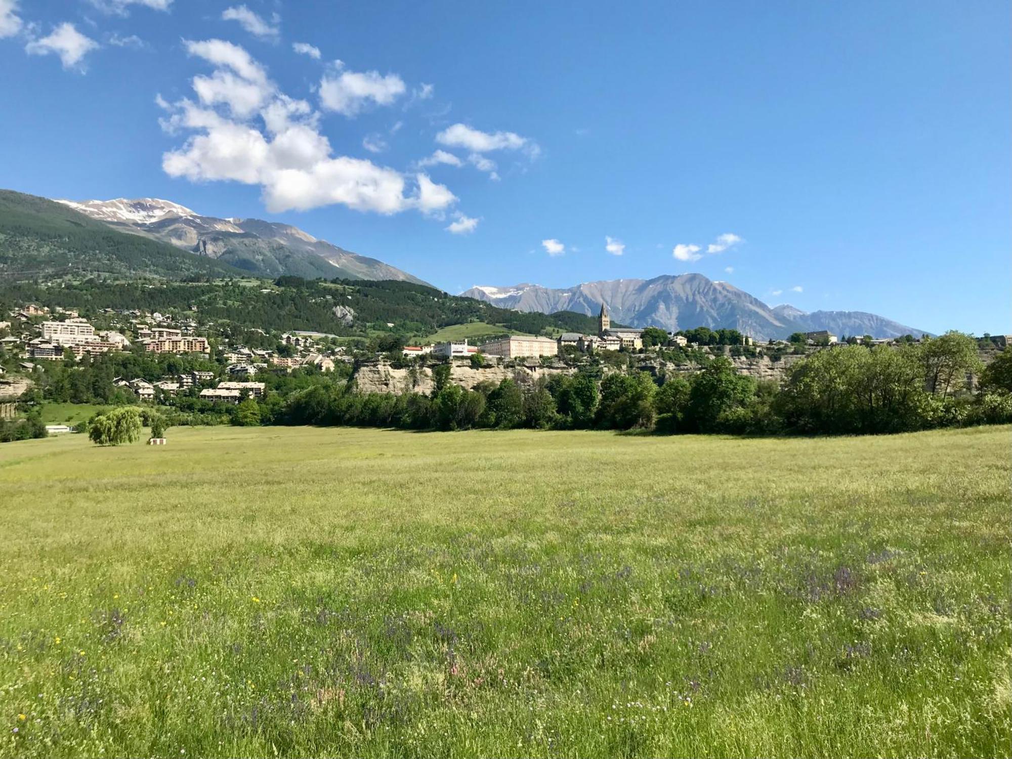Le Pied De Ville Pouzenc Embrun Extérieur photo